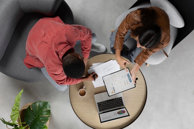 Personnes travaillant avec des documents à plat