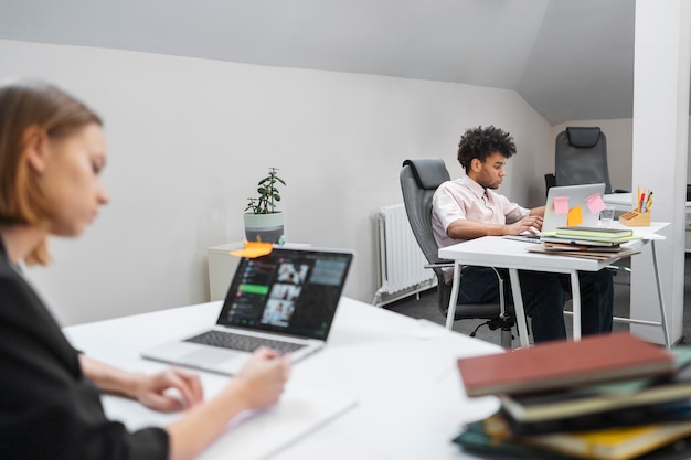 Photo gratuite personnes travaillant ensemble au bureau