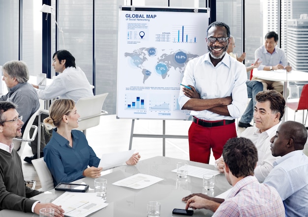 Photo gratuite personnes travaillant ensemble dans un bureau