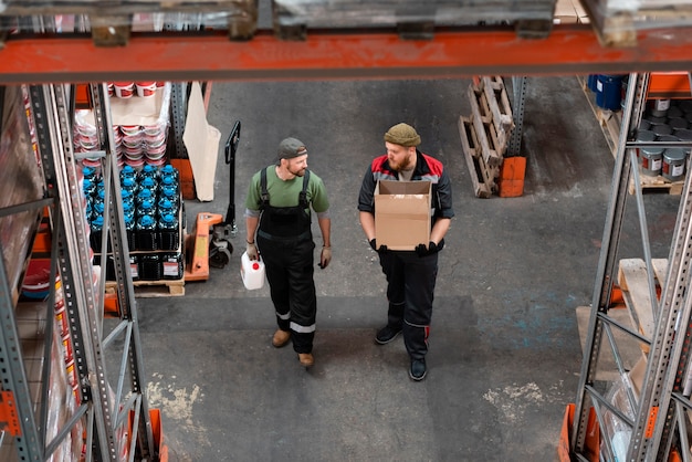 Personnes travaillant ensemble dans un entrepôt