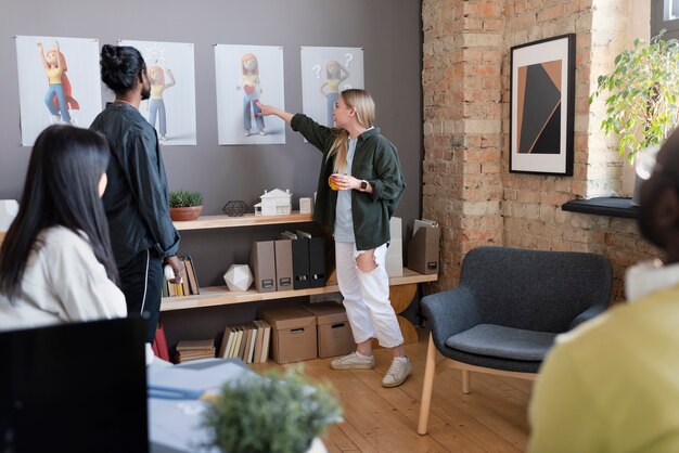 Personnes travaillant ensemble dans un studio d'animation