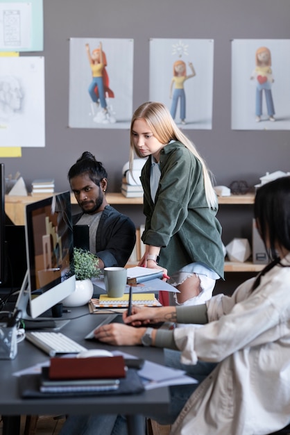 Personnes travaillant ensemble dans un studio d'animation