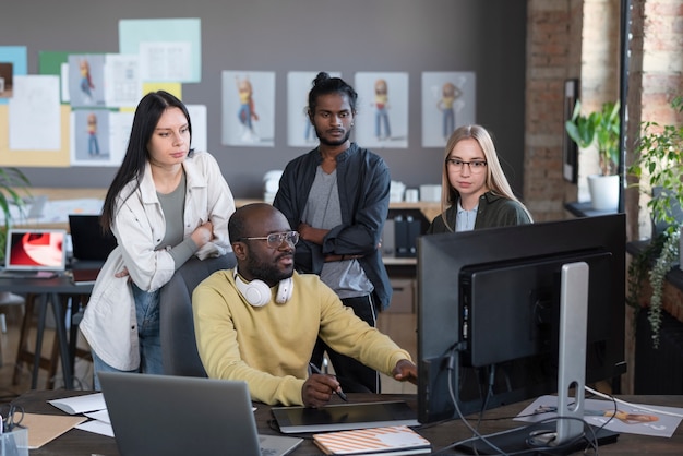 Personnes travaillant ensemble dans un studio d'animation