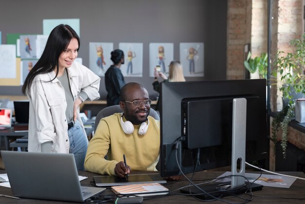 Personnes travaillant ensemble dans un studio d'animation