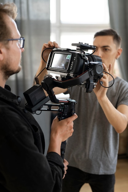 Photo gratuite personnes travaillant ensemble pour un nouveau film