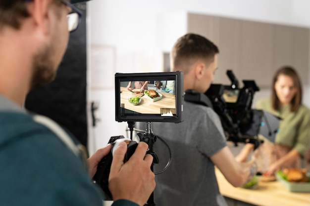 Photo gratuite personnes travaillant ensemble pour un nouveau film