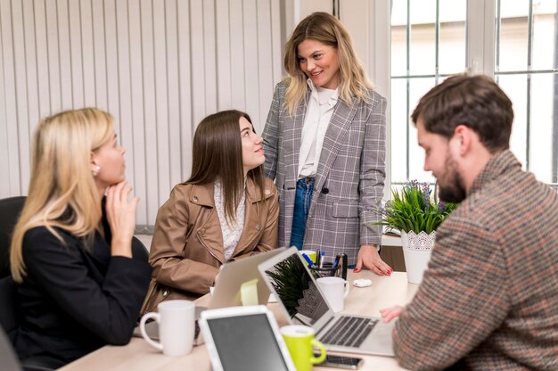 Personnes travaillant ensemble sur un projet