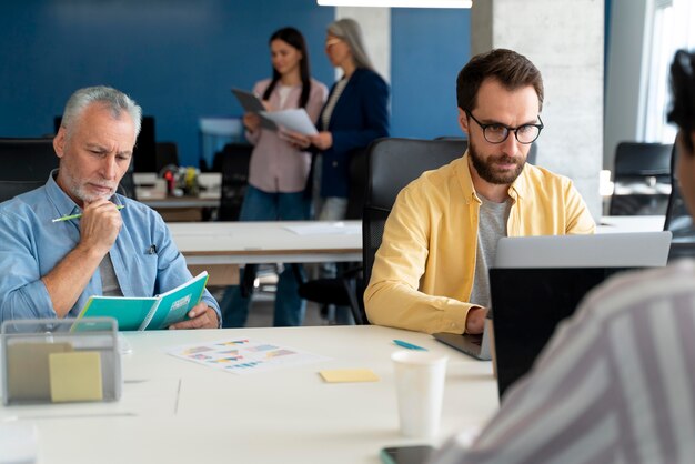 Les personnes travaillant en équipe