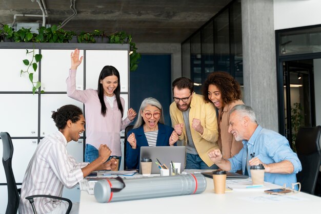 Les personnes travaillant en équipe