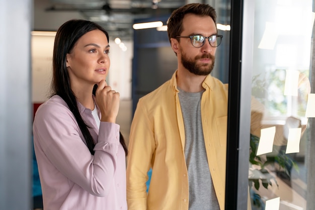 Les personnes travaillant en équipe