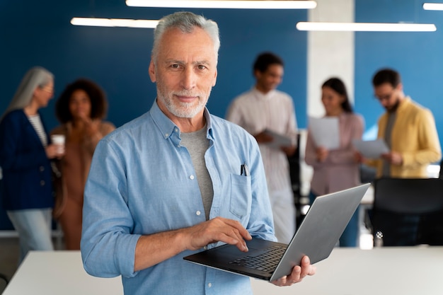 Les personnes travaillant en équipe