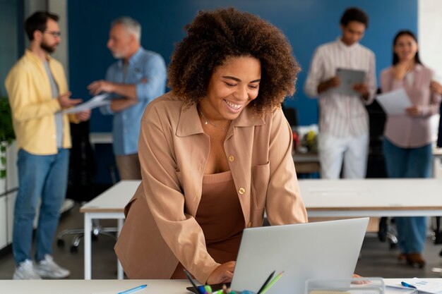 Les personnes travaillant en équipe