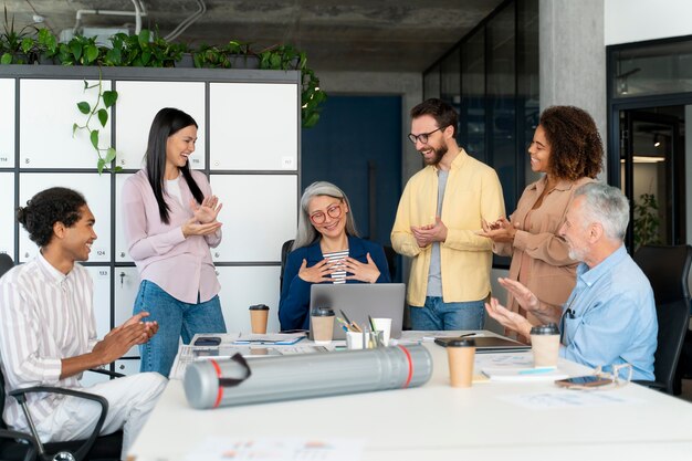 Les personnes travaillant en équipe