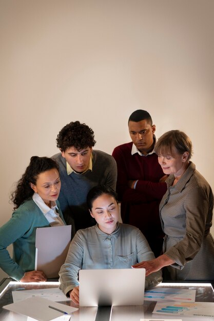 Les personnes travaillant tard dans leur bureau