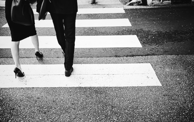 Photo gratuit personnes traversant une route de ville