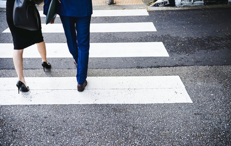 Photo gratuit personnes traversant une route de ville
