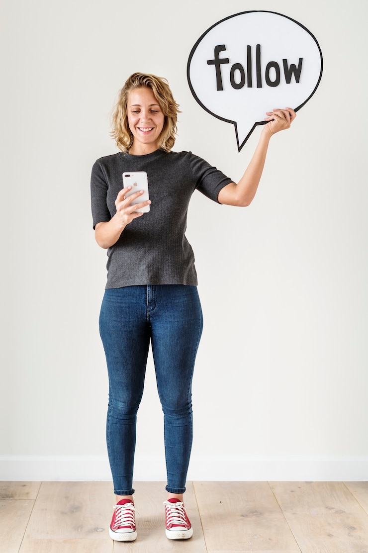 Photo gratuit personnes utilisant des smartphones