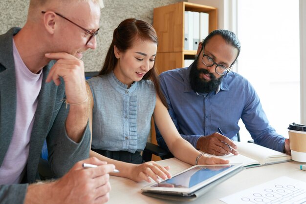 Personnes utilisant une tablette numérique au travail