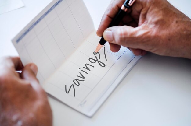 Personnes vérifiant le livret isolé sur tableau blanc