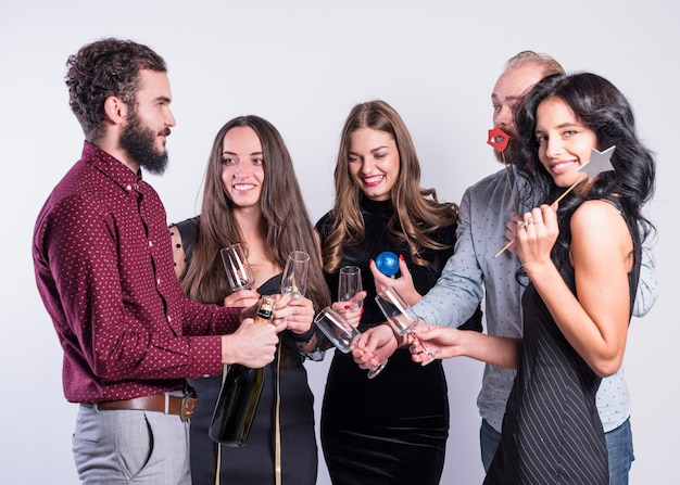 Personnes avec des verres vides en attente de champagne