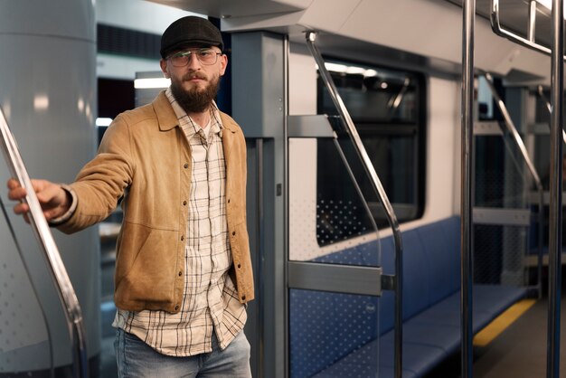 Personnes voyageant dans le métro en hiver