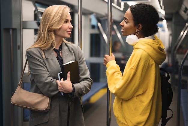 Personnes voyageant dans le métro en hiver