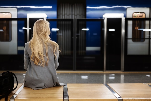 Personnes voyageant dans le métro en hiver