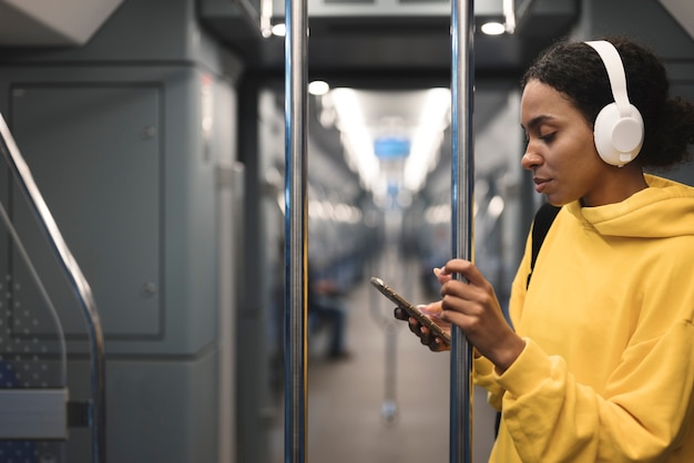 Personnes voyageant dans le métro en hiver