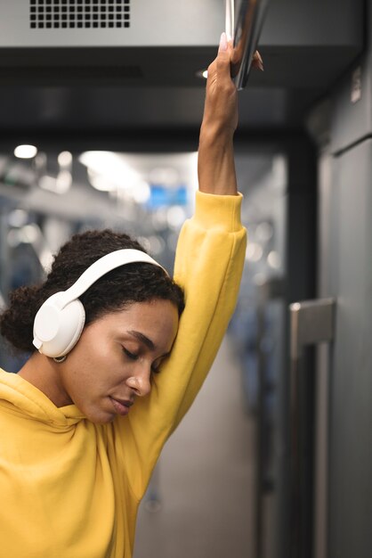 Personnes voyageant dans le métro en hiver