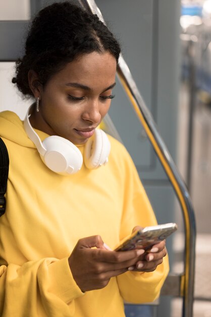 Personnes voyageant dans le métro en hiver