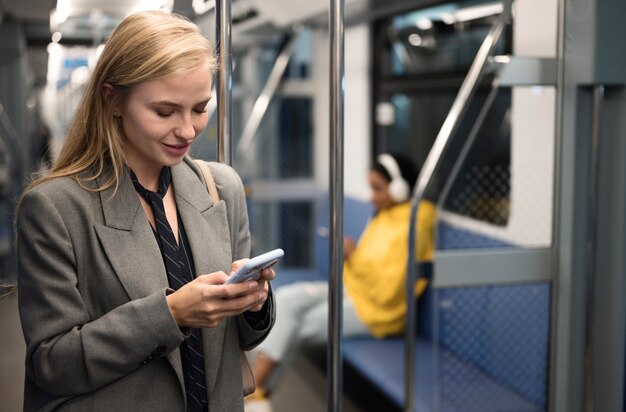 Personnes voyageant dans le métro en hiver