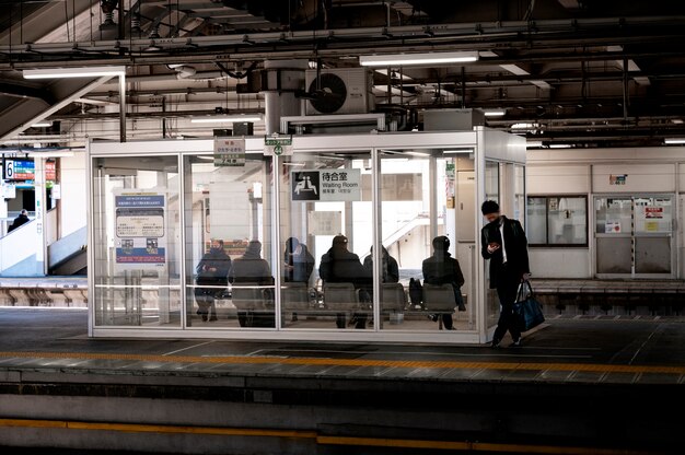 Les personnes voyageant à travers la ville