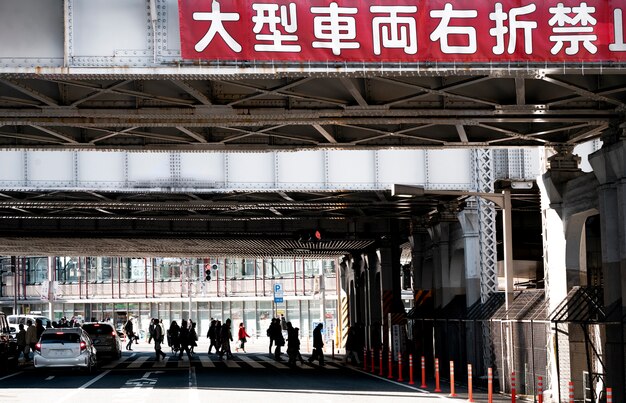 Les personnes voyageant à travers la ville