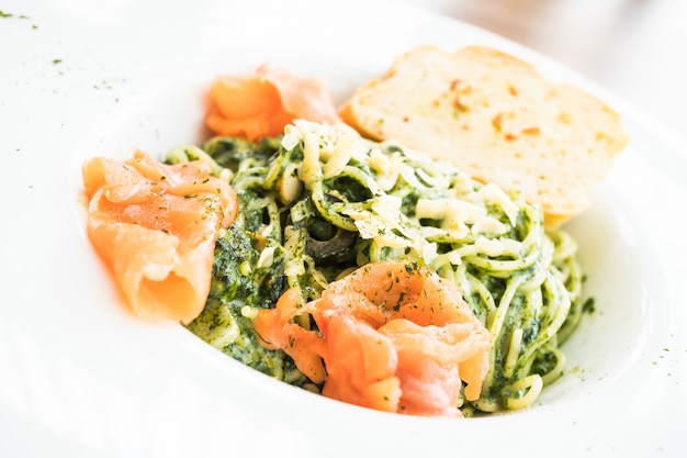 Photo gratuite pesto spaghetti