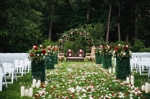 Les pétales de rose couvrent le jardin vert prêt pour le weddi hindou traditionnel