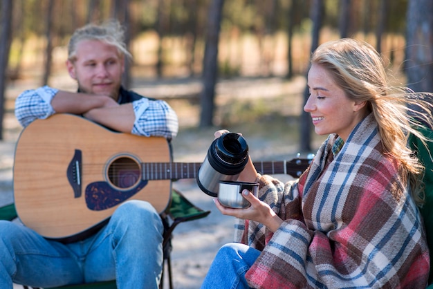 Photo gratuite petit ami avec guitare et fille avec café