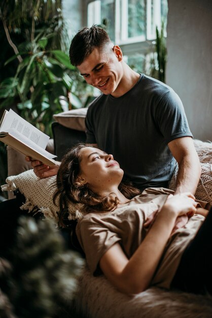 Petit ami lisant une histoire d'amour pour sa petite amie