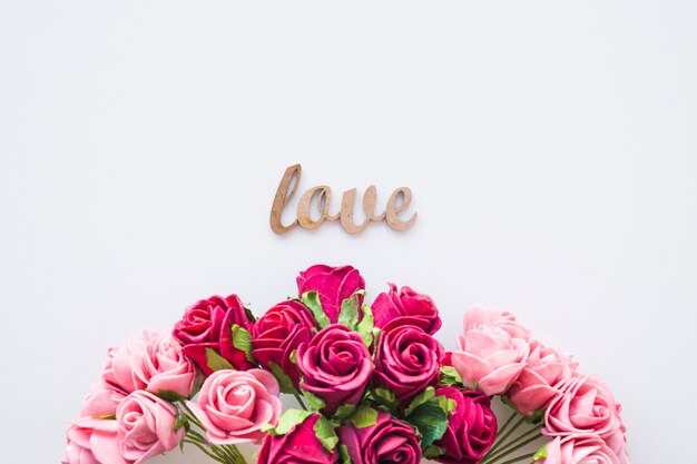 Petit amour écrit près de beau bouquet