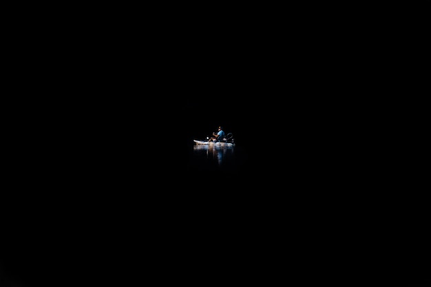 Photo gratuite un petit bateau dans le noir