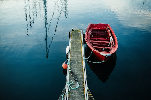 Photo gratuite petit bateau de pêche rouge sur un mini port