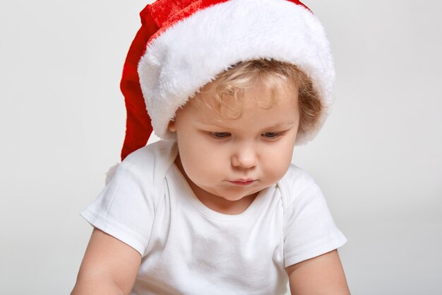 Petit Bebe Au Bonnet Rouge Du Pere Noel Fete Noel Bebe Au Bonnet Rouge Vacances Du Nouvel An Photo Premium