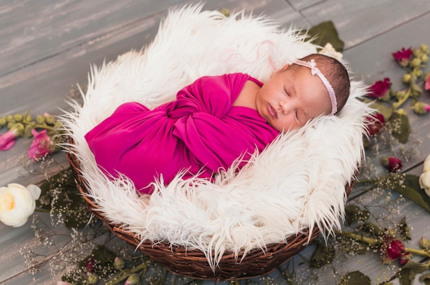 Photo gratuite petit bébé en couverture rose