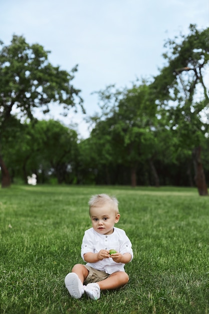 Petit Bebe Garcon En Chemise Blanche Assis Sur L Herbe Photo Premium