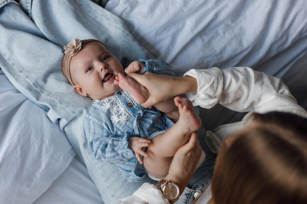 petit bébé mignon enfant à la maison