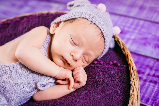 Le petit bébé se trouve dans le panier