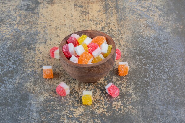 Un petit bol en bois plein de marmelade sucrée. Photo de haute qualité