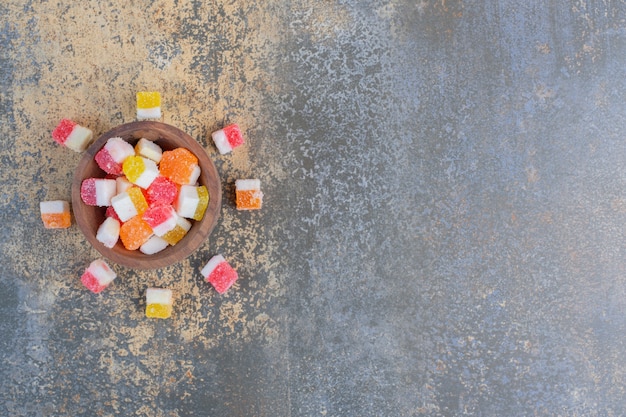 Un petit bol en bois plein de marmelade sucrée. Photo de haute qualité