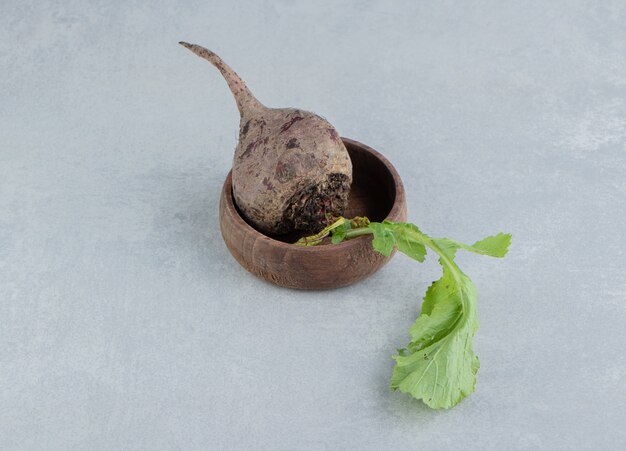 Un petit bol de radis , sur le fond de marbre.