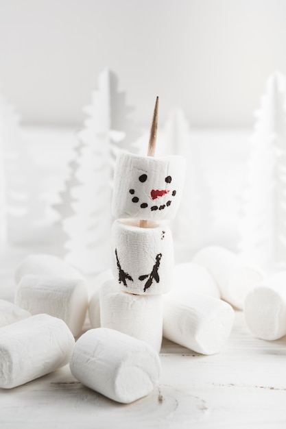 Petit bonhomme de neige à base de guimauve