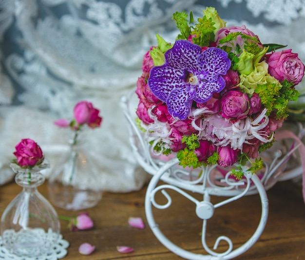 Petit bouquet de mariée à l'intérieur des accessoires de mariage